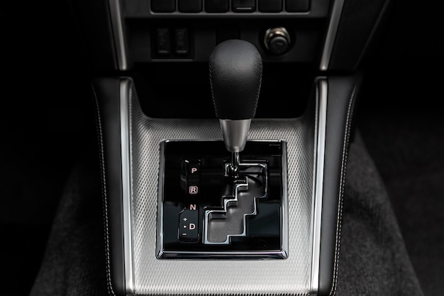 Zdjęcie zbliżenie na rączkę i przyciski akceleratora. automatyczna skrzynia biegów samochodu, wnętrze samochodu