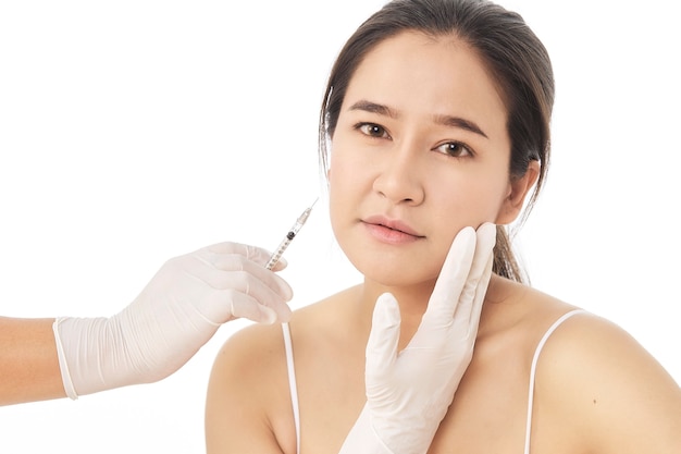 Zbliżenie na ręce kosmetologa co zastrzyk botoksu w twarz kobiety