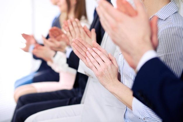 Zbliżenie na ręce ludzi biznesu klaszczących na konferencji