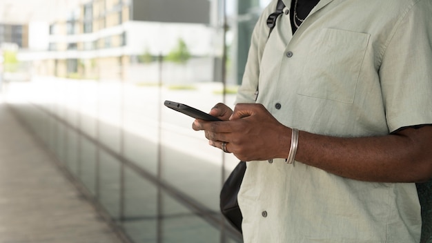 Zdjęcie zbliżenie na ręce trzymając telefon