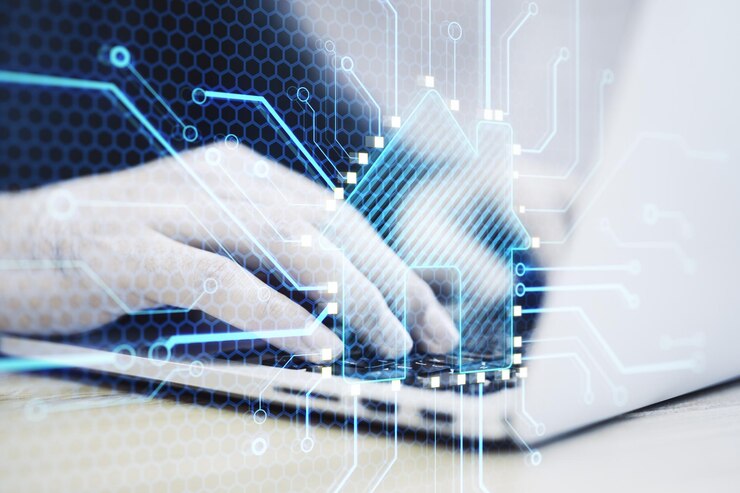 Zdjęcie zbliżenie na ręce za pomocą klawiatury laptopa z abstrakcyjnym świecącym hologramem chipa domu na rozmytym tle inteligentna koncepcja ai i informacji w domu podwójna ekspozycja