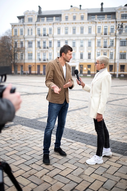 Zdjęcie zbliżenie na reportera biorącego udział w wywiadzie