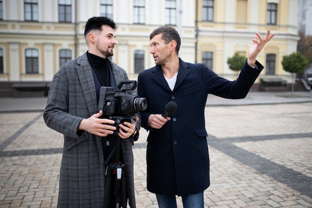 Zdjęcie zbliżenie na reportera przygotowującego się do wywiadu