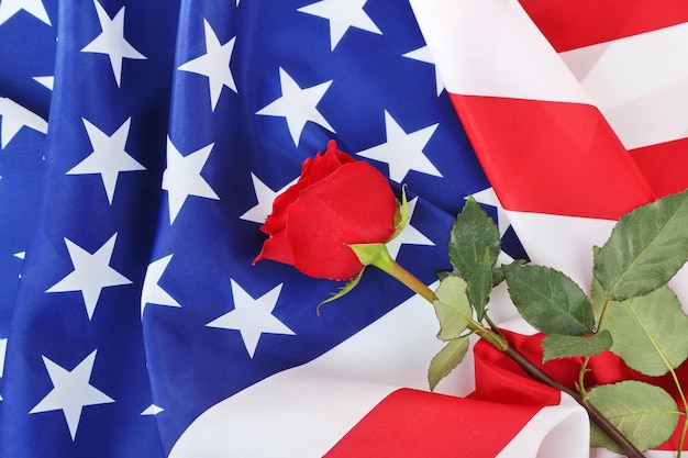 Zdjęcie zbliżenie na różę i amerykańską flagę