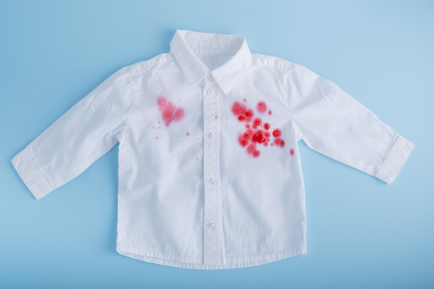 Zbliżenie Na Rozlany Napój Na Ubraniach Jasna Różowa Plama Na Białej Koszuli Z Przodu Na Białym Tle Na B