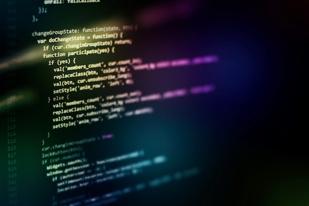 Zbliżenie na rozwój technologii programowania i kodowania. Programista pracujący nad kodami stron internetowych w biurze.