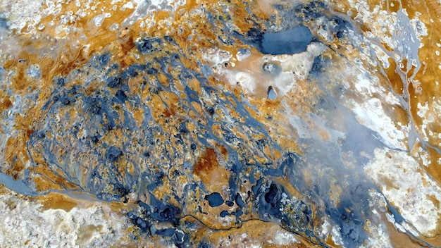 Zbliżenie na skałę z niebieską i żółtą farbą
