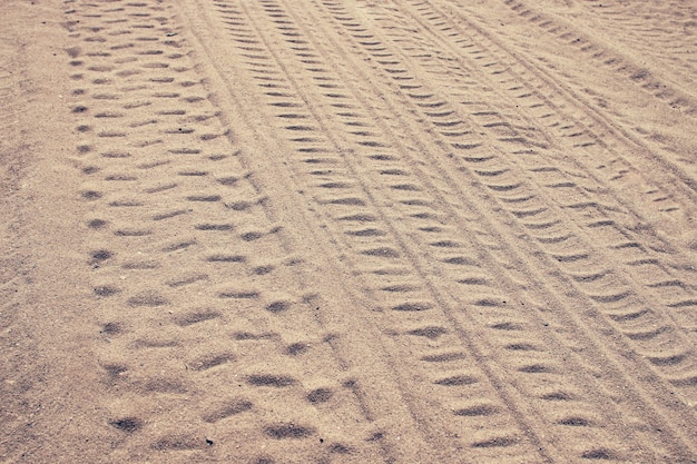 Zbliżenie na ślady śladów opon w tonacji Sand Vintage
