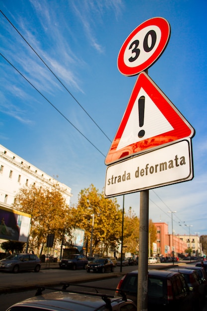 Zbliżenie Na Słupie Znaki Drogowe O Ograniczeniu Prędkości Do Trzydziestu