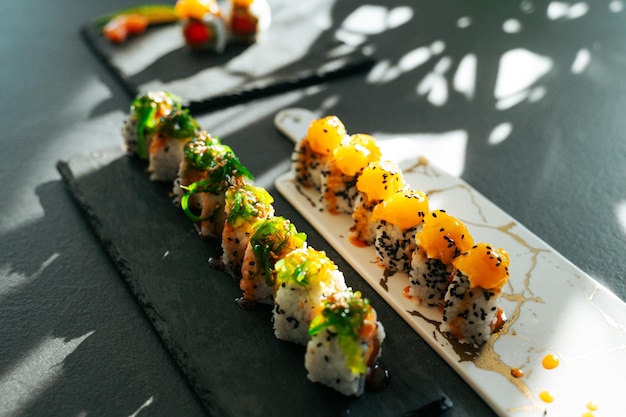 Zbliżenie Na Smaczne Japońskie Sushi Uramaki Z łososiem