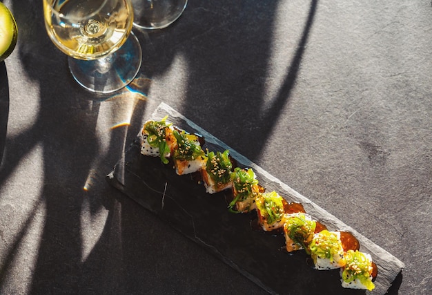 Zbliżenie na smaczne japońskie sushi uramaki z łososiem