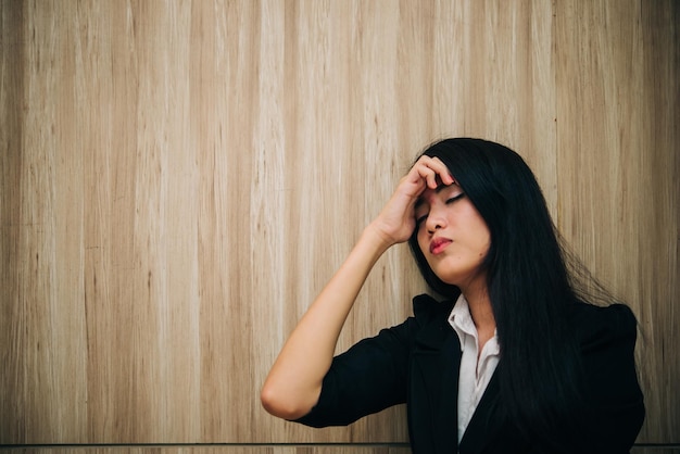 Zbliżenie na smutną kobietę w biurze. Dziewczyna z ciężkiej pracy Złamane serce od chłopaka Ludzie z Tajlandii