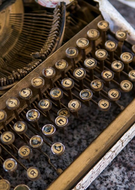 Zdjęcie zbliżenie na stare, brudne, zepsute, antyczne klawisze maszyny do pisania z literami symboli cyrylicy