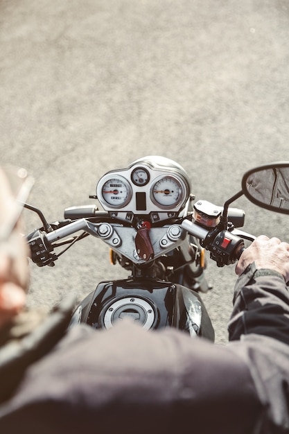 Zbliżenie na starszy mężczyzna kierujący motocyklem na drodze on