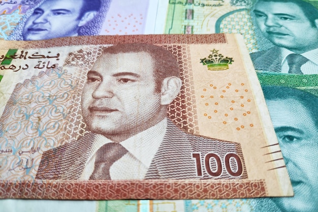 Zbliżenie na stosie marokańskich banknotów dirham