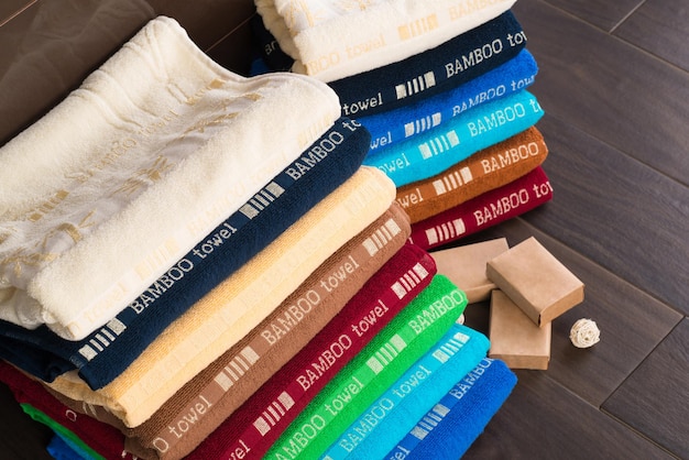 Zbliżenie na stosy złożonych kolorowych bambusowych ręczników w łazience