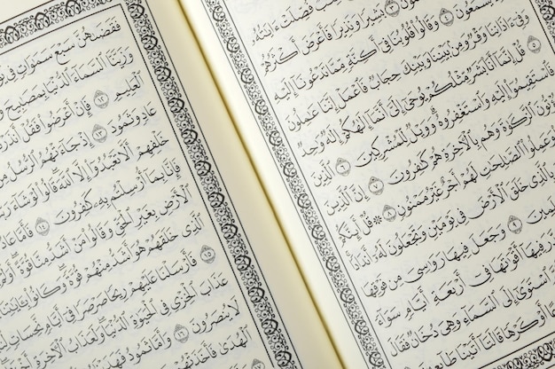 Zbliżenie na Święty Al Koran z napisanym kaligrafią arabską