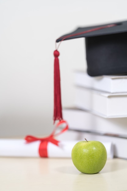 Zdjęcie zbliżenie na tablicę z zaprawą murarską i świadectwo stopnia naukowego na stole. koncepcja edukacji stock photo