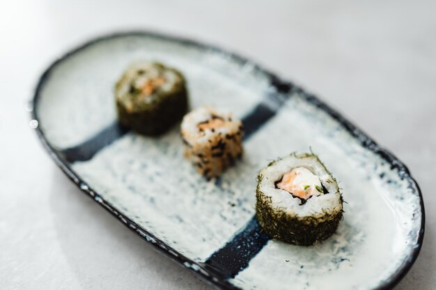 Zdjęcie zbliżenie na talerz sushi
