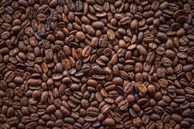 Zbliżenie na tle palonych ziaren kawy