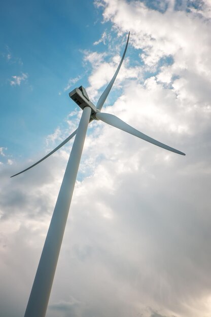 Zbliżenie na turbinę wiatrową produkującą energię alternatywną