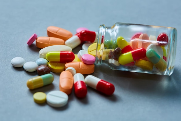 Zbliżenie na wiele kolorowych tabletek