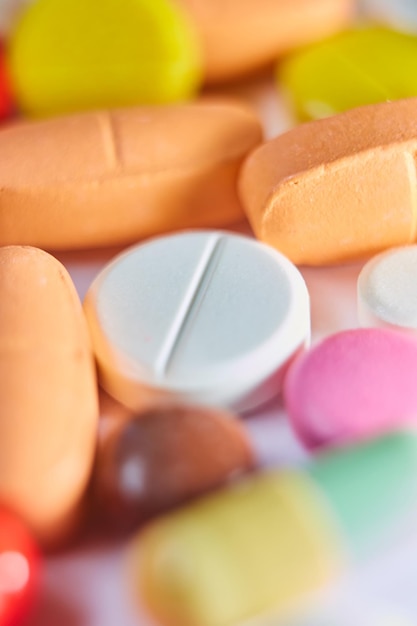Zbliżenie na wiele kolorowych tabletek