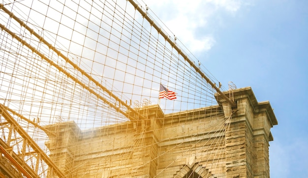 Zbliżenie Na Wieże I Amerykańską Flagę Nad Brooklyn Bridge W Nowym Jorku York