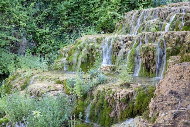 Zbliżenie na wodospad w Orbaneja del Castillo, Burgos, Hiszpania