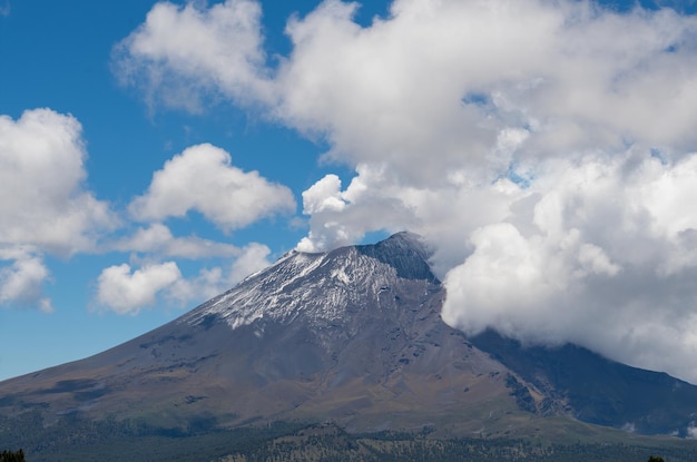 Zbliżenie na wulkan Popocatepetl w Meksyku