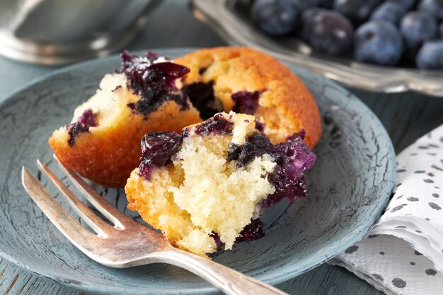 Zbliżenie na zepsuty smaczny muffin jagodowy