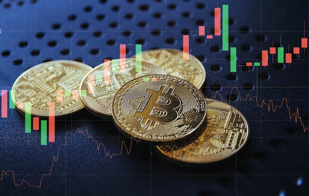 Zbliżenie na złoty bitcoin na czarnym tle z wykresem handlowym