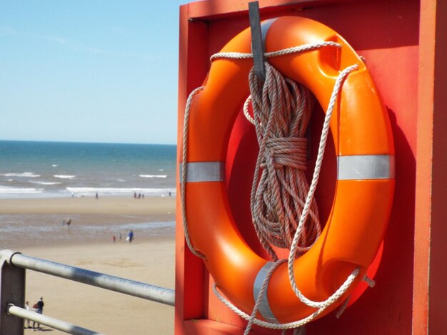 Zdjęcie zbliżenie nadmuchiwanego pierścienia wiszącego na ścianie na plaży