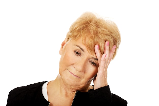 Zbliżenie napiętej starszej bizneswoman na białym tle