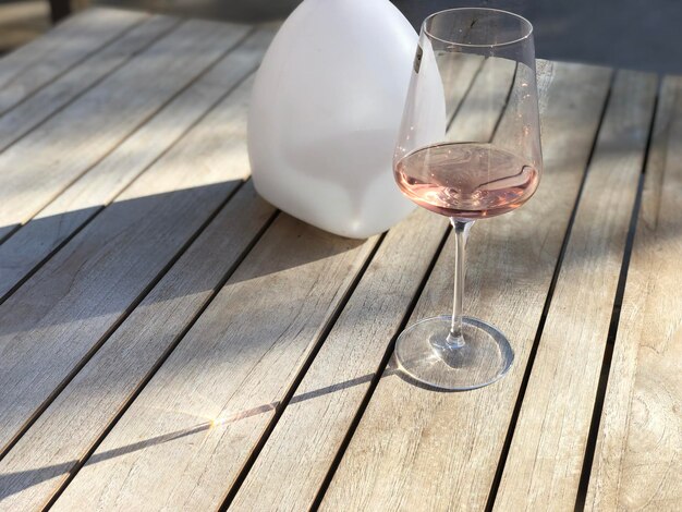 Zdjęcie zbliżenie napoju na tabla rose wine