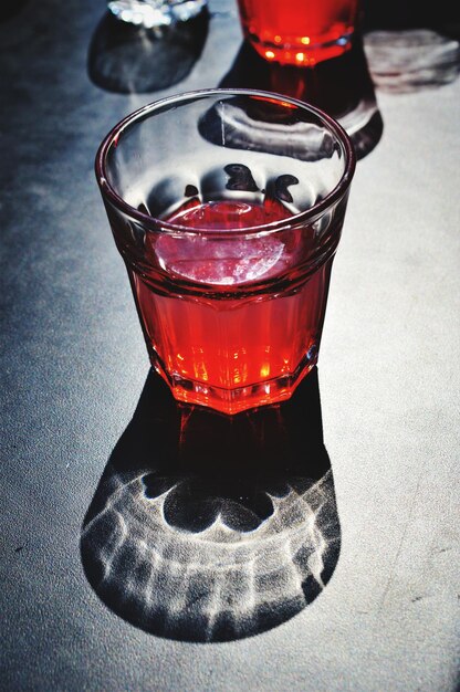 Zdjęcie zbliżenie napoju w szklance na stole