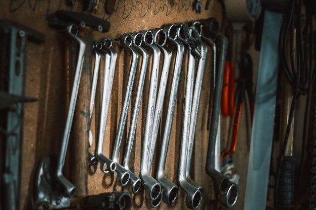 Zdjęcie zbliżenie narzędzi wiszących na stojaku
