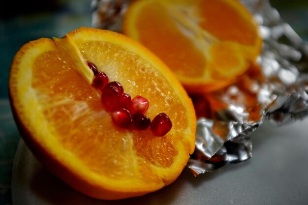 Zbliżenie nasion granatu na pomarańczy