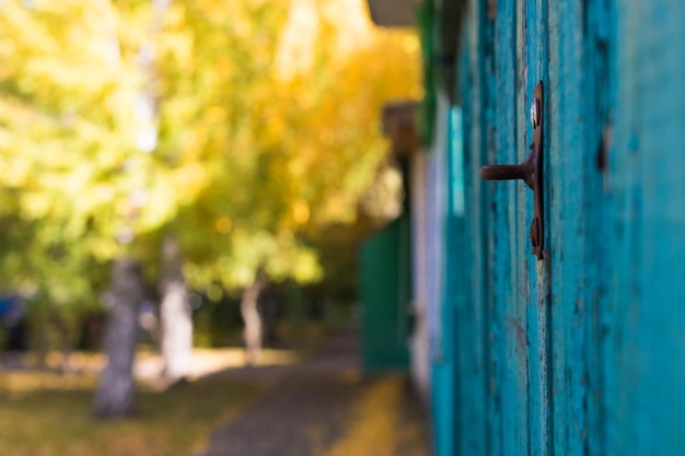 Zdjęcie zbliżenie niebieskich drzwi