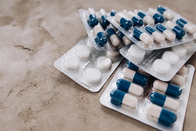 Zbliżenie niebieskich i białych tabletek