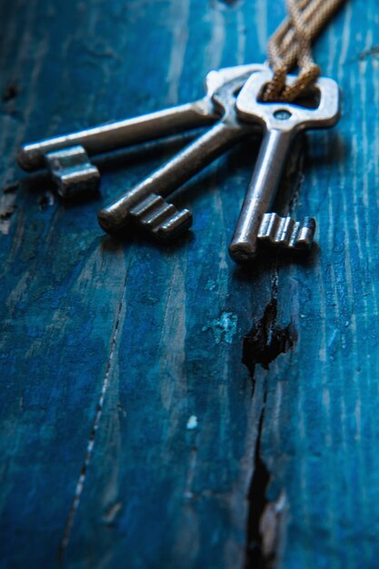 Zdjęcie zbliżenie niebieskiego metalu na drewnie