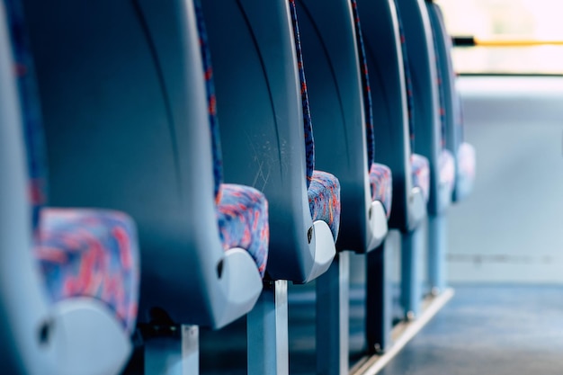 Zbliżenie niebieskiego siedzenia w autobusie