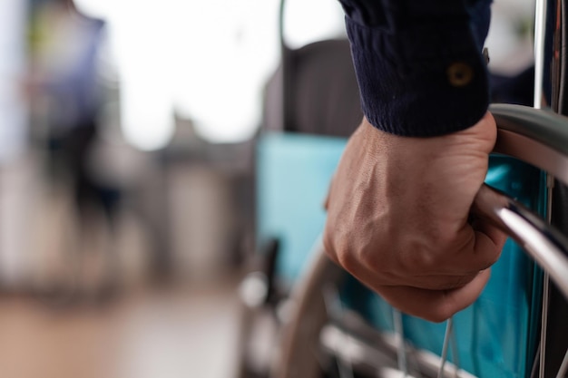 Zbliżenie Niepełnosprawnych Sparaliżowany Biznesmen Ręce Na Wózku Inwalidzkim, Praca W Strategii Marketingowej W Starcie Biznesu Firmy. Niepełnosprawny Menedżer Wykonawczy Planujący Współpracę Z Firmą