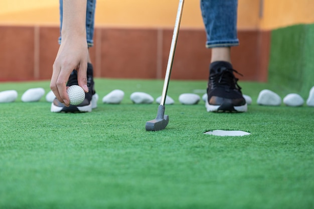 Zbliżenie Nierozpoznawalnej Kobiety Kładącej Piłeczkę Golfową Na Ziemi Grającej W Minigolfa