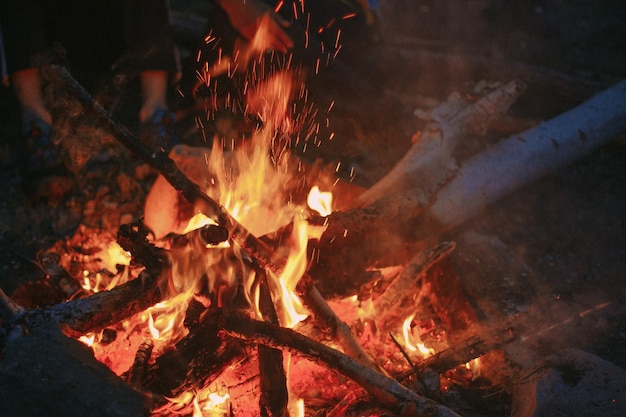 Zdjęcie zbliżenie nocnego ognia obozowego