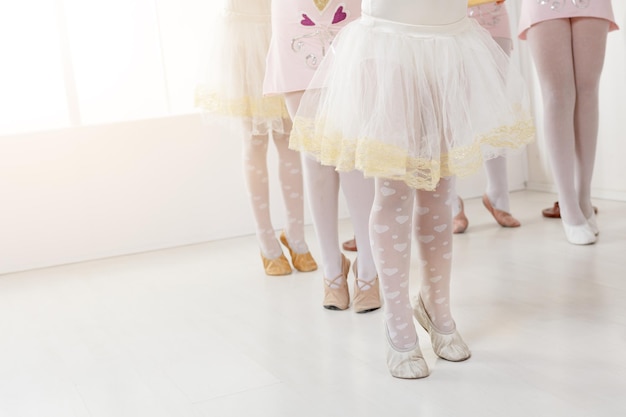 Zbliżenie: nogi małe baleriny w studio tańca.