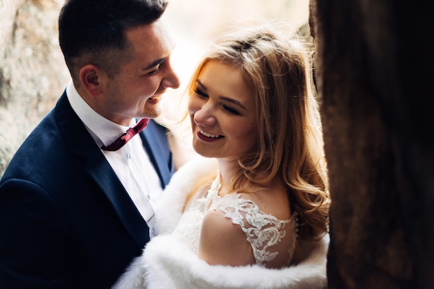 Zbliżenie nowożeńców w świątecznych ubraniach uroczy uśmiech ślub
