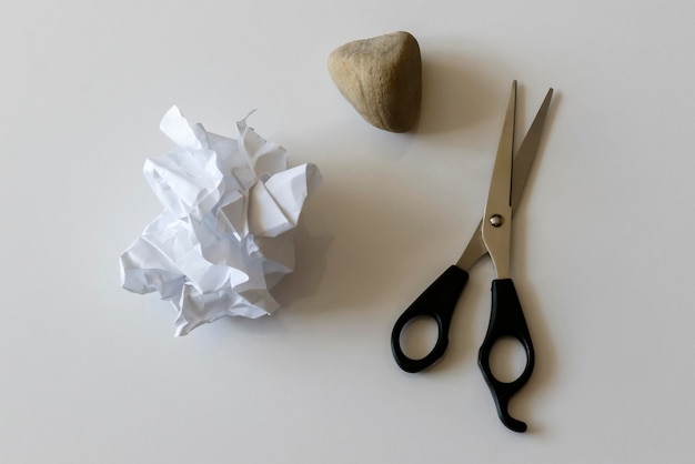 Zbliżenie nożyczek z zmarszczonym papierem na stole