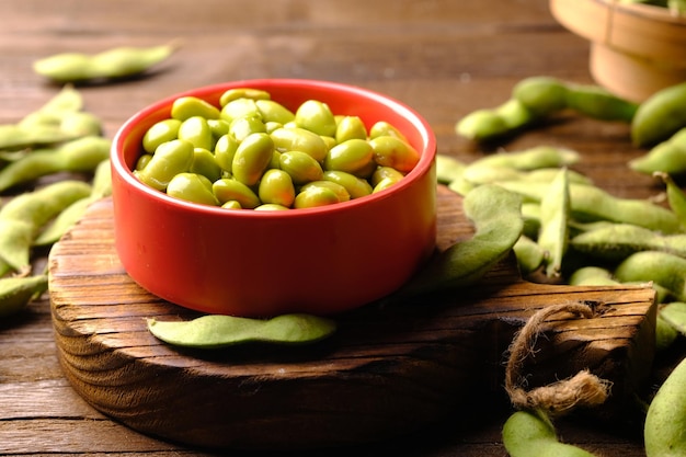 Zbliżenie obranego edamame edamame lub mao dou po chińsku ma łacińską nazwę Glycine mas