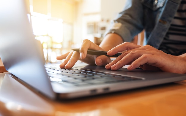 Zbliżenie Obraz Bizneswoman Pracy I Pisania Na Klawiaturze Laptopa Na Stole